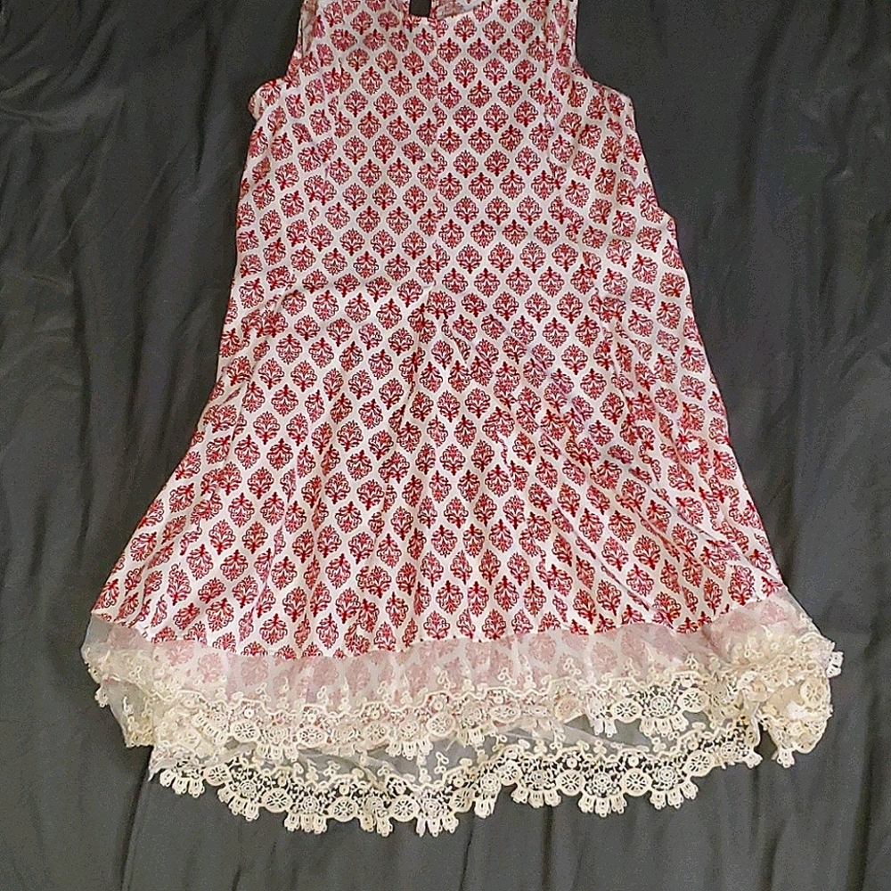 Sleeveless dress with antique lace trim